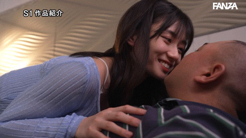在相部屋和「最强J奶后辈」狂激战,「巨乳贴玻璃」超辣画面太诱人!