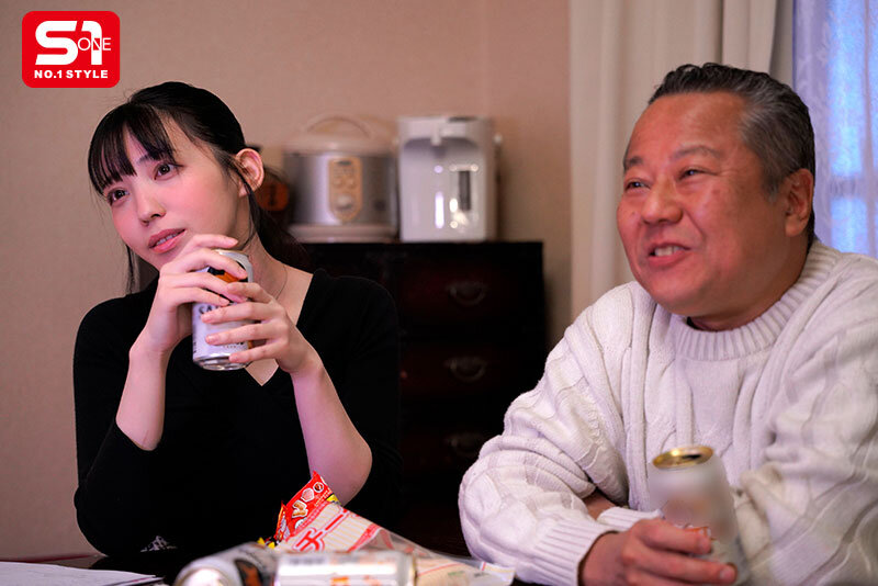 新年第一炮!27岁I罩杯白嫩巨乳美少女「紫堂留衣」AV新作和中年舍监疯狂做爱!